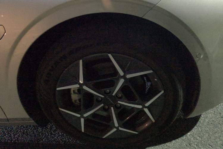 Used Lynk & Co Z10 2025 95 kWh 766 km Range Rear-Wheel Drive Max Right Front Wheel Hub