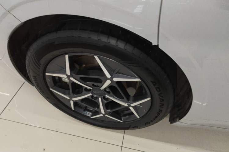 Used Lynk & Co Z10 2025 95 kWh 766 km Range Rear-Wheel Drive Max Right Rear Wheel Hub