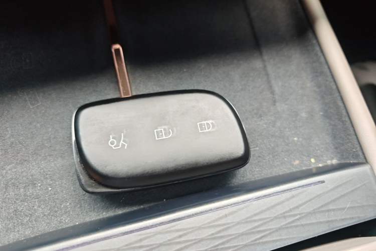 Used Lynk & Co Z10 2025 95 kWh 766 km Range Rear-Wheel Drive Max Vehicle Key