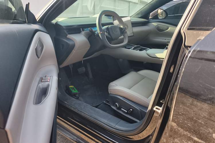 Used Lynk & Co Z10 2025 95 kWh 702 km All-Wheel-Drive Halo Interior 3