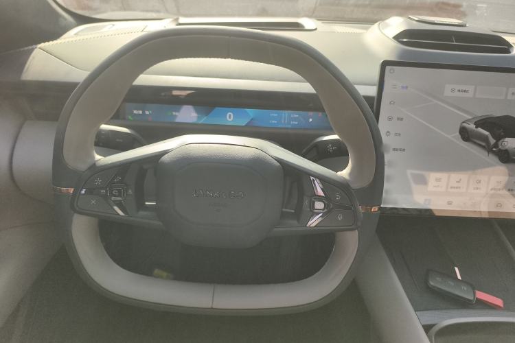 Used Lynk & Co Z10 2025 95 kWh 702 km All-Wheel-Drive Halo Steering Wheel