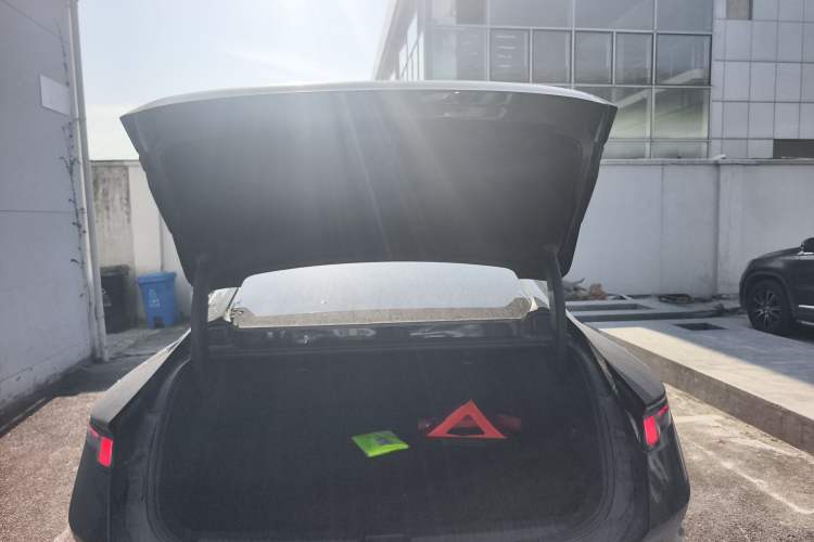 Used Lynk & Co Z10 2025 95 kWh 702 km All-Wheel-Drive Halo Trunk