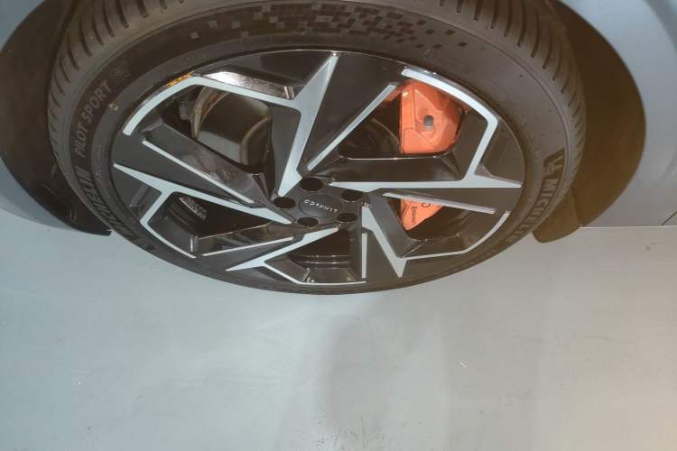 Used Lynk & Co Z10 2025 95 kWh 702 km All-Wheel-Drive Halo Exterior 7
