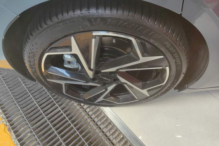 Used Lynk & Co Z10 2025 95 kWh 702 km All-Wheel-Drive Halo Exterior 8