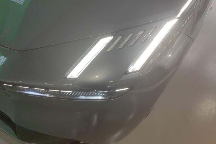 Used Lynk & Co Z10 2025 95 kWh 702 km All-Wheel-Drive Halo Left Front Headlight
