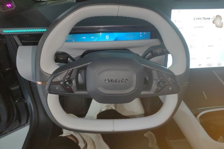 Used Lynk & Co Z10 2025 95 kWh 702 km All-Wheel-Drive Halo Steering Wheel