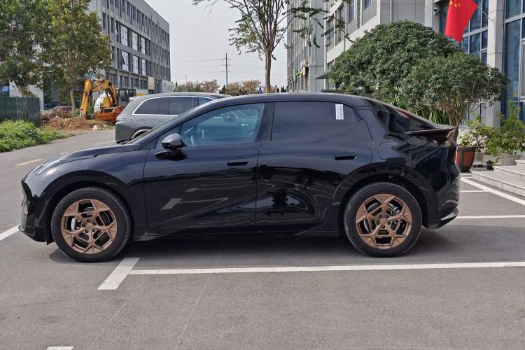 Used Lynk & Co Z20 2025 530 km Range Rear-Wheel Drive Pro Exterior 5
