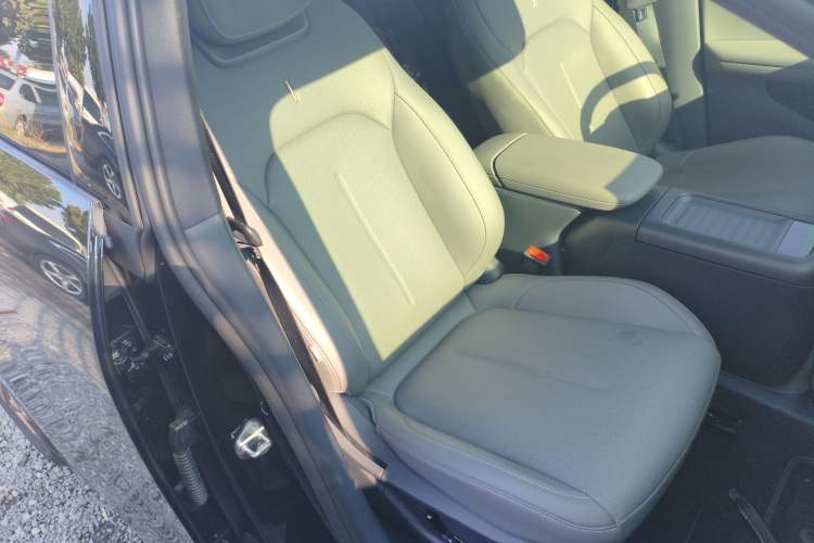 Used Lynk & Co Z20 2025 530 km Range Rear-Wheel Drive Pro Right Front Seat