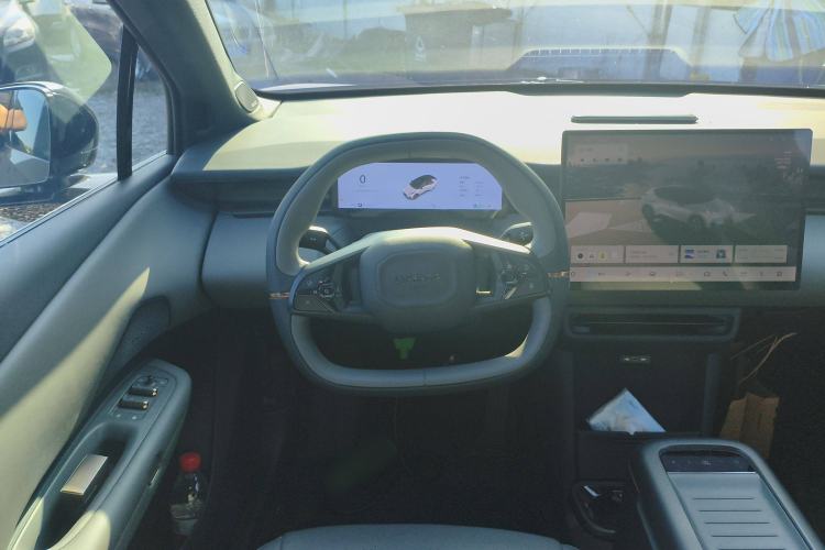 Used Lynk & Co Z20 2025 530 km Range Rear-Wheel Drive Pro Steering Wheel