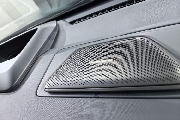 Used Lynk & Co Z20 2025 530 km Range Rear-Drive Max "Chasing the Sun" Edition Interior 10