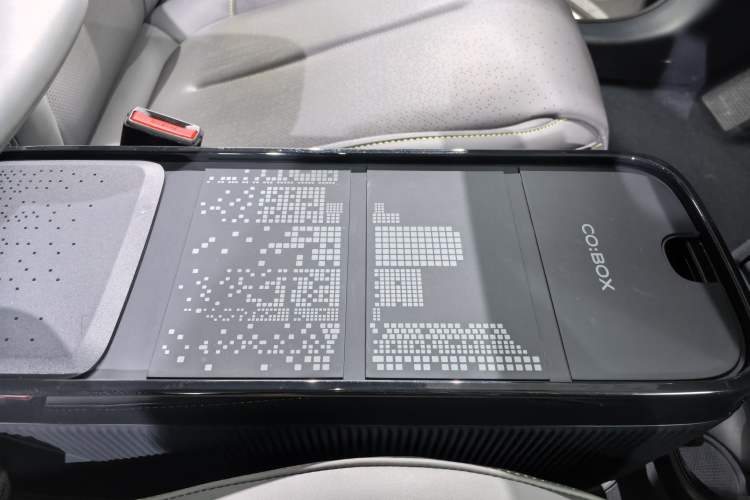 Used Lynk & Co Z20 2025 530 km Range Rear-Drive Max "Chasing the Sun" Edition Interior 11