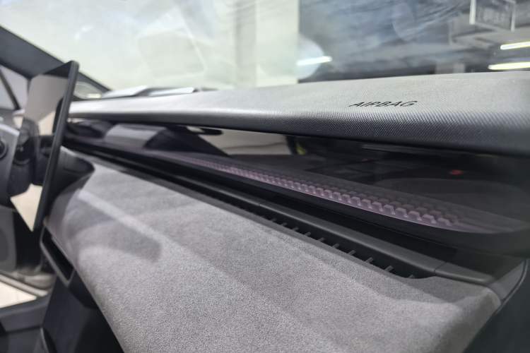 Used Lynk & Co Z20 2025 530 km Range Rear-Drive Max "Chasing the Sun" Edition Interior 12