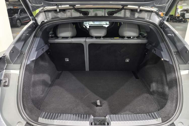 Used Lynk & Co Z20 2025 530 km Range Rear-Drive Max "Chasing the Sun" Edition Interior 15