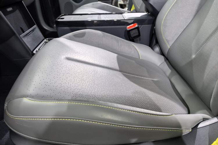Used Lynk & Co Z20 2025 530 km Range Rear-Drive Max "Chasing the Sun" Edition Interior 2