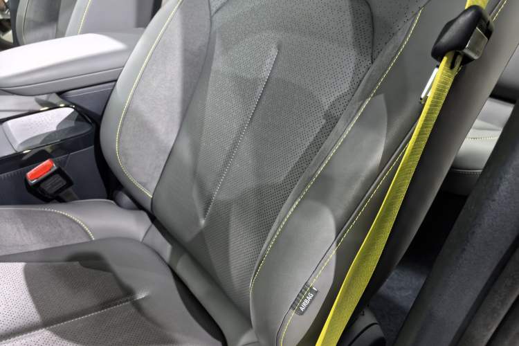 Used Lynk & Co Z20 2025 530 km Range Rear-Drive Max "Chasing the Sun" Edition Interior 3
