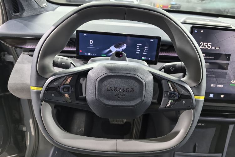 Used Lynk & Co Z20 2025 530 km Range Rear-Drive Max "Chasing the Sun" Edition Interior 4