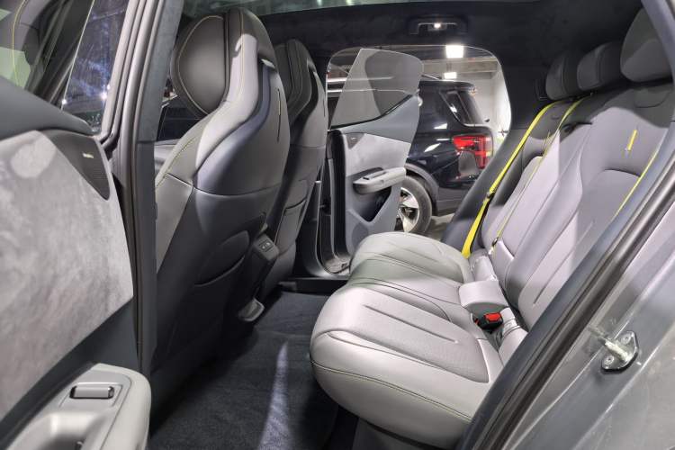 Used Lynk & Co Z20 2025 530 km Range Rear-Drive Max "Chasing the Sun" Edition Interior 5