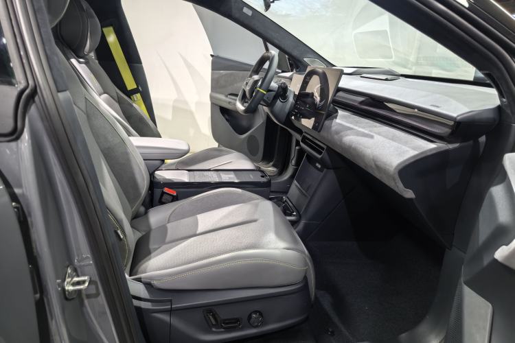 Used Lynk & Co Z20 2025 530 km Range Rear-Drive Max "Chasing the Sun" Edition Interior 7