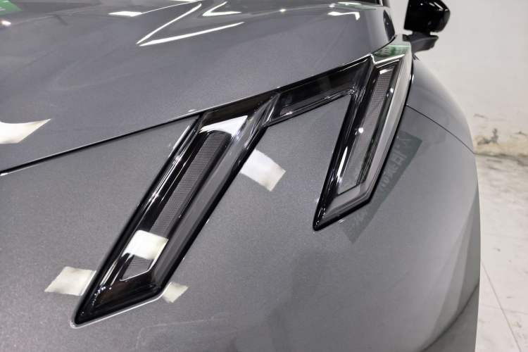 Used Lynk & Co Z20 2025 530 km Range Rear-Drive Max "Chasing the Sun" Edition Left Front Headlight