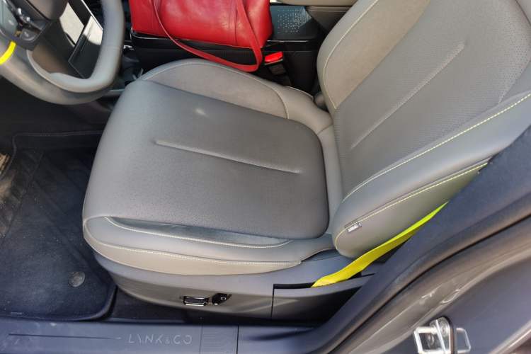Used Lynk & Co Z20 2025 530 km Range Rear-Drive Max "Chasing the Sun" Edition Left Front Seat