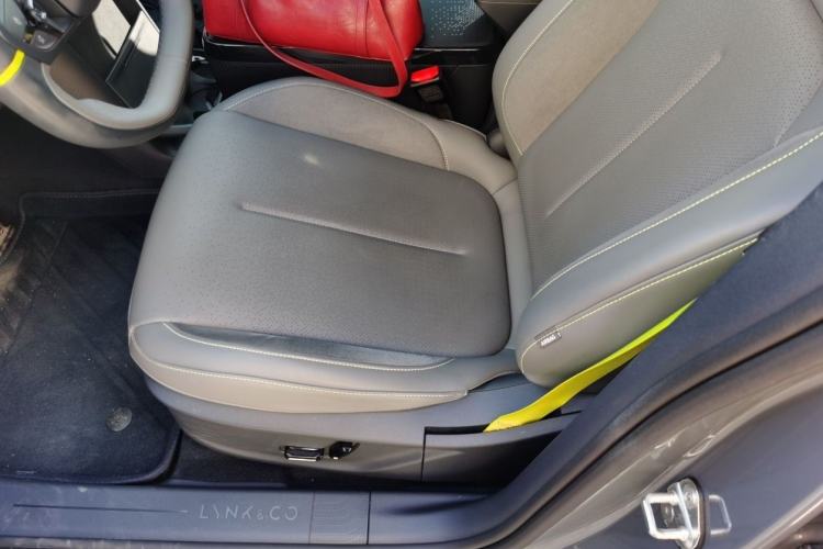 Used Lynk & Co Z20 2025 530 km Range Rear-Drive Max "Chasing the Sun" Edition Right Front Seat