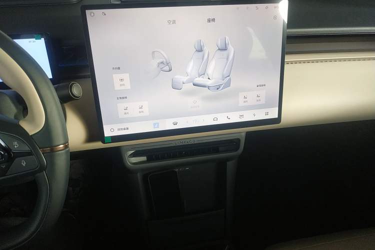 Used Lynk & Co Z20 2025 530 km Range Rear-Wheel Drive Max Audio And AC Panel