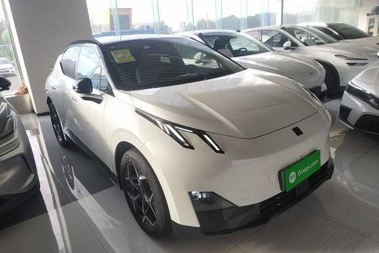 Used Lynk & Co Z20 2025 530 km Range Rear-Wheel Drive Max Front Right 45 Deg