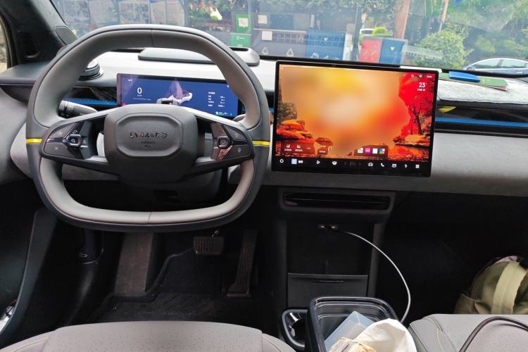 Used Lynk & Co Z20 2025 530 km Range Rear-Drive Max "Chasing the Sun" Edition Center Console