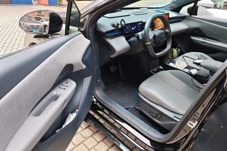 Used Lynk & Co Z20 2025 530 km Range Rear-Drive Max "Chasing the Sun" Edition Driver Seat