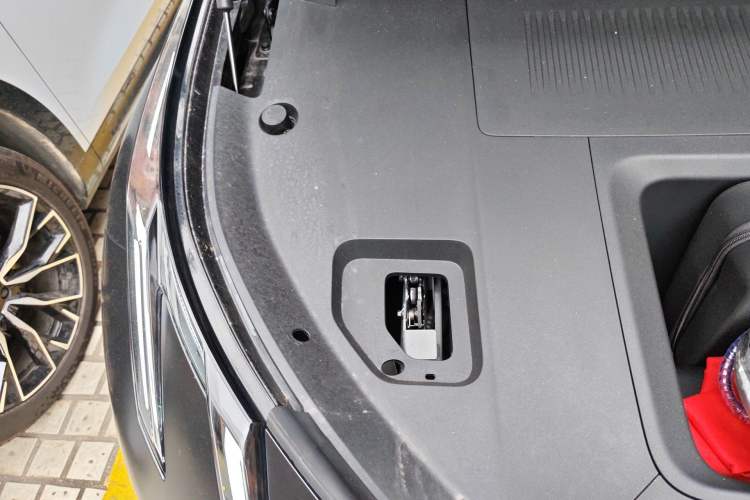 Used Lynk & Co Z20 2025 530 km Range Rear-Drive Max "Chasing the Sun" Edition Engine Bay Right