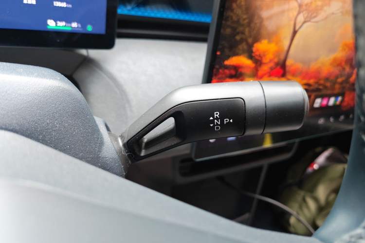 Used Lynk & Co Z20 2025 530 km Range Rear-Drive Max "Chasing the Sun" Edition Gear Lever