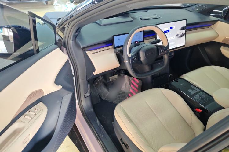 Used Lynk & Co Z20 2025 530 km Range Rear-Wheel Drive Max Interior 3