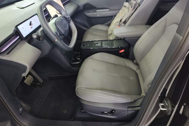 Used Lynk & Co Z20 2025 530 km Range Rear-Wheel Drive Pro Left Front Seat