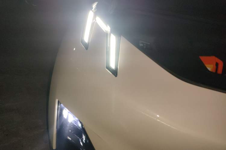 Used Lynk & Co Z20 2025 530 km Range Rear-Wheel Drive Max Right Front Headlight