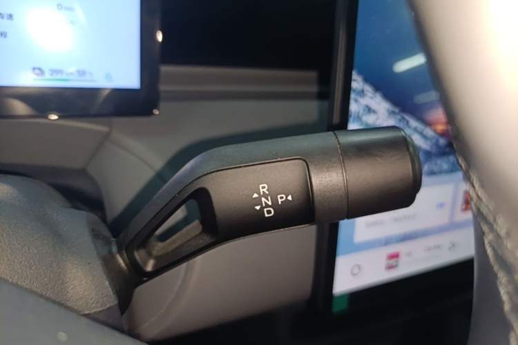 Used Lynk & Co Z20 2025 530 km Range Rear-Wheel Drive Pro Gear Lever