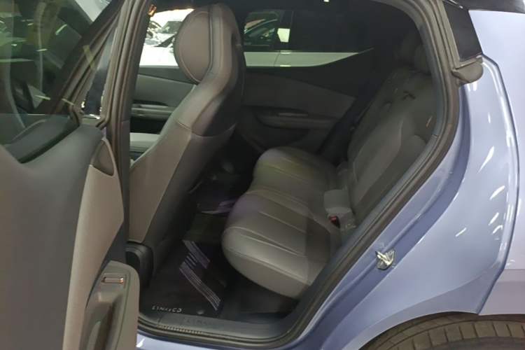Used Lynk & Co Z20 2025 530 km Range Rear-Wheel Drive Pro Left Rear Seat