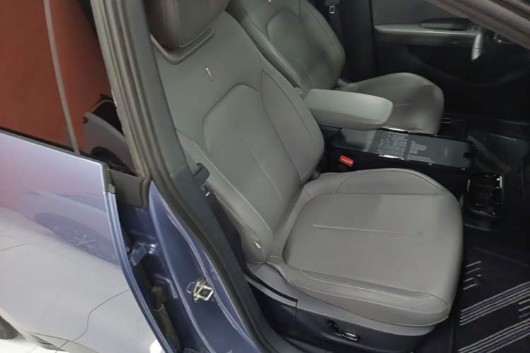 Used Lynk & Co Z20 2025 530 km Range Rear-Wheel Drive Pro Right Front Seat