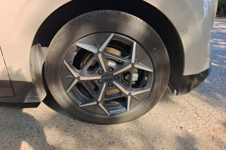 Used Lynk & Co Z20 2025 530 km Range Rear-Wheel Drive Max Right Front Wheel Hub