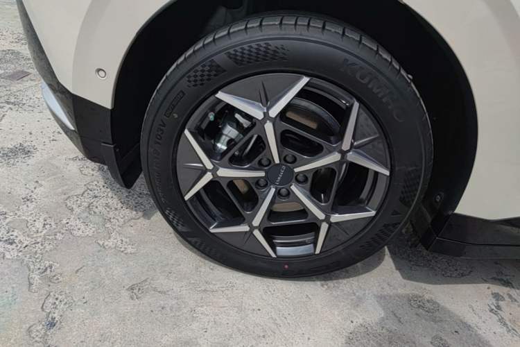 Used Lynk & Co Z20 2025 530 km Range Rear-Wheel Drive Pro Right Rear Wheel Hub