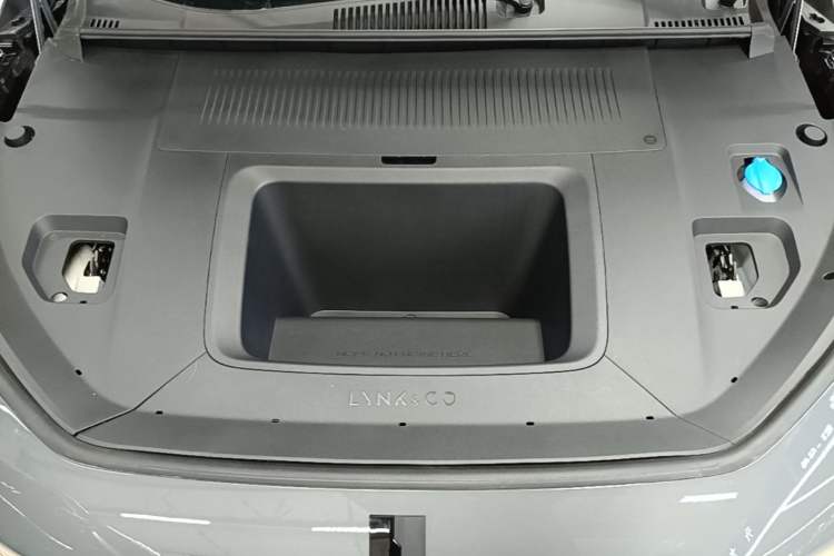 Used Lynk & Co Z20 2025 530 km Range Rear-Wheel Drive Max Engine Bay