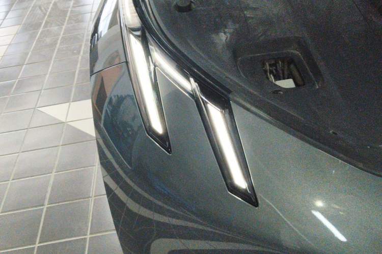 Used Lynk & Co Z20 2025 530 km Range Rear-Wheel Drive Max Right Front Headlight