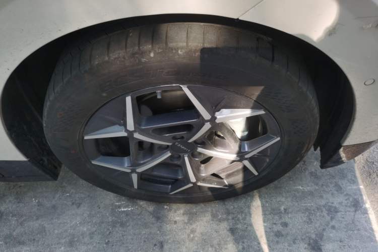 Used Lynk & Co Z20 2025 530 km Range Rear-Wheel Drive Pro Right Front Wheel Hub