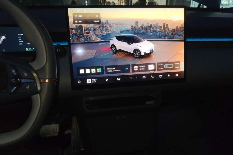 Used Lynk & Co Z20 2025 530 km Range Rear-Wheel Drive Pro Audio And AC Panel