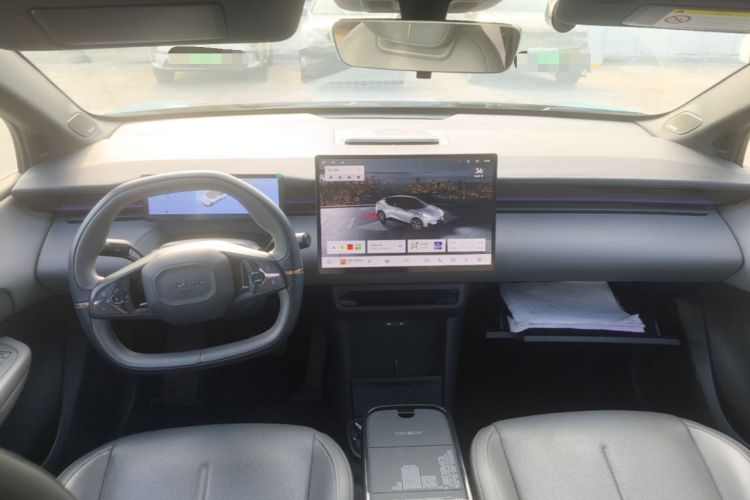 Used Lynk & Co Z20 2025 530 km Range Rear-Wheel Drive Pro Center Console