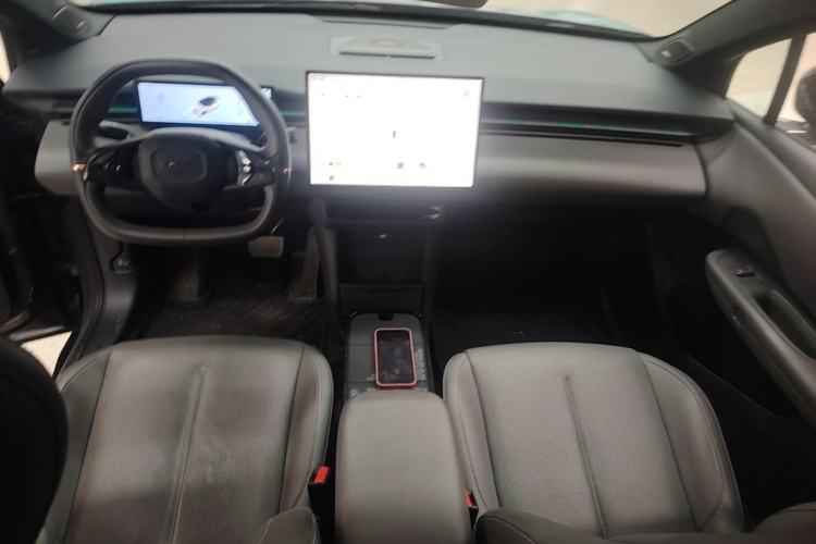 Used Lynk & Co Z20 2025 530 km Range Rear-Wheel Drive Pro Center Console
