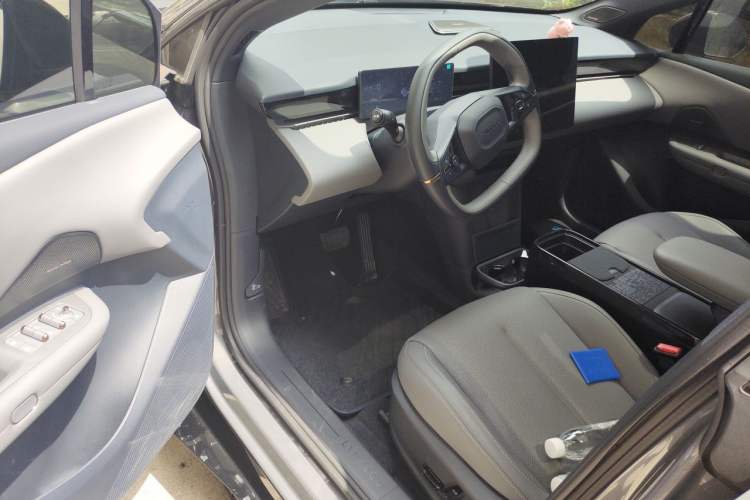 Used Lynk & Co Z20 2025 530 km Range Rear-Wheel Drive Pro Driver Seat