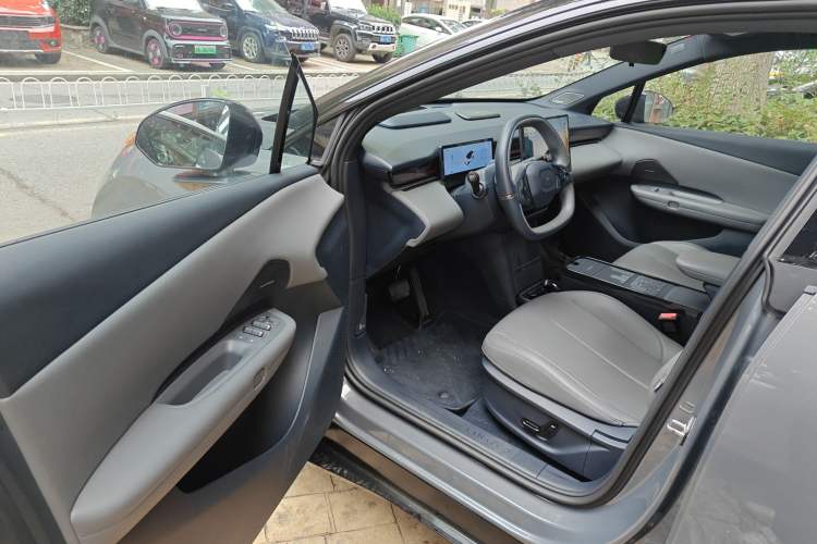 Used Lynk & Co Z20 2025 530 km Range Rear-Wheel Drive Max Driver Seat