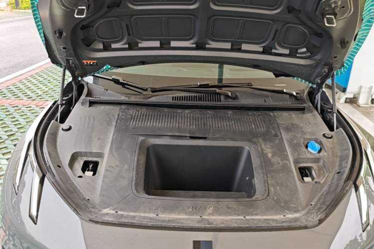 Used Lynk & Co Z20 2025 530 km Range Rear-Wheel Drive Max Engine Bay