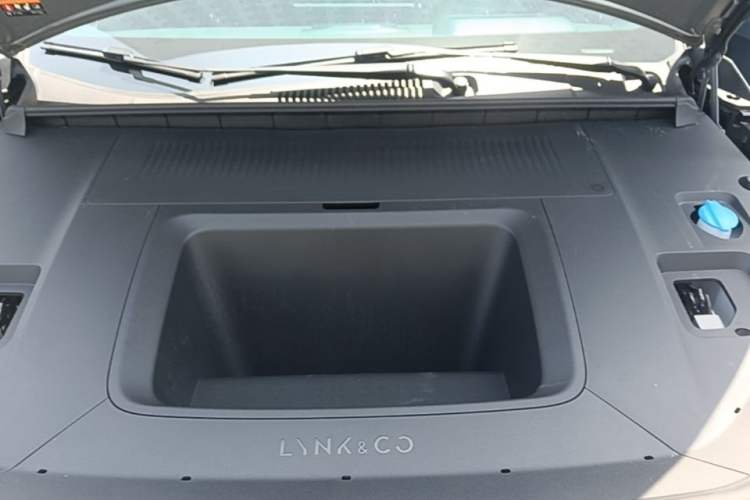 Used Lynk & Co Z20 2025 530 km Range Rear-Wheel Drive Max Engine Bay