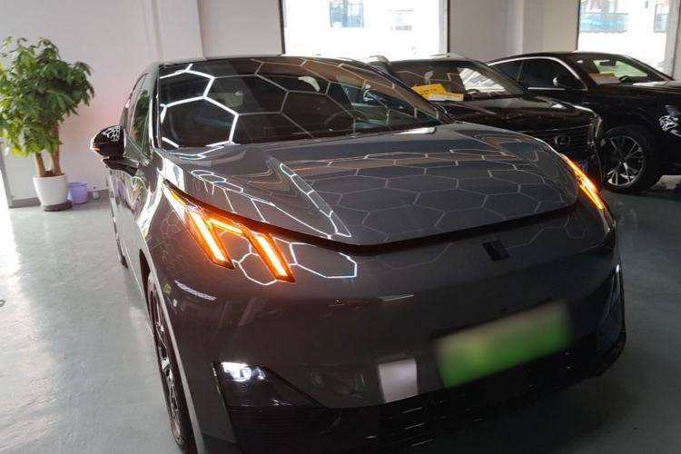 Used Lynk & Co Z20 2025 530 km Range Rear-Wheel Drive Max Front Right 45 Deg